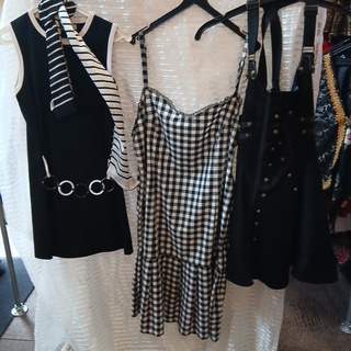 Ca. 141x Zwart wit feestkleding en Rockkleding